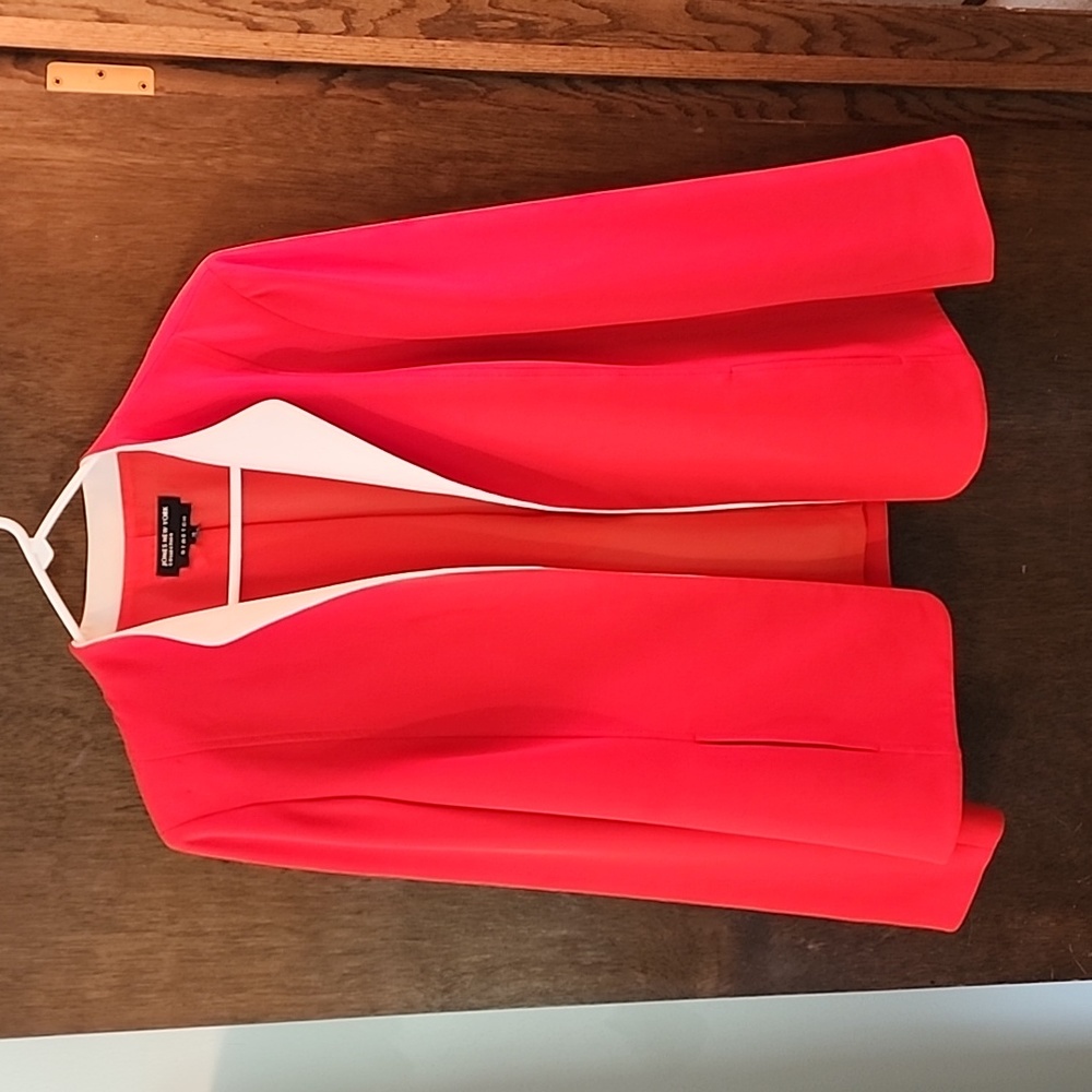 Jones New York Collection red blazer with cream lapels, stretch, EUC, 16